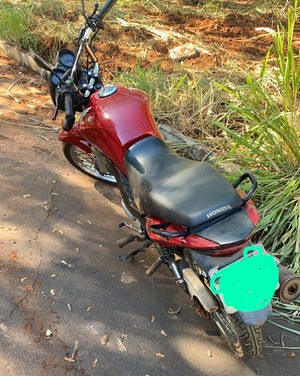 O veículo estava escondido em um terreno com matagal. Foto: PM