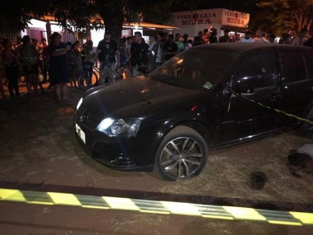 Vítimas estavam em Golf com placa brasileira e foram mortas a tiros de fuzil (Foto: Direto das Ruas)