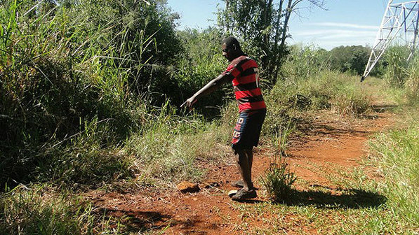 Local onde foi encontrado o corpo de Tais Cristina Martins, de 13 anos, morta por apedrejamento em Foz do Iguaçu (PR) (Foto: Rádio Cultura)