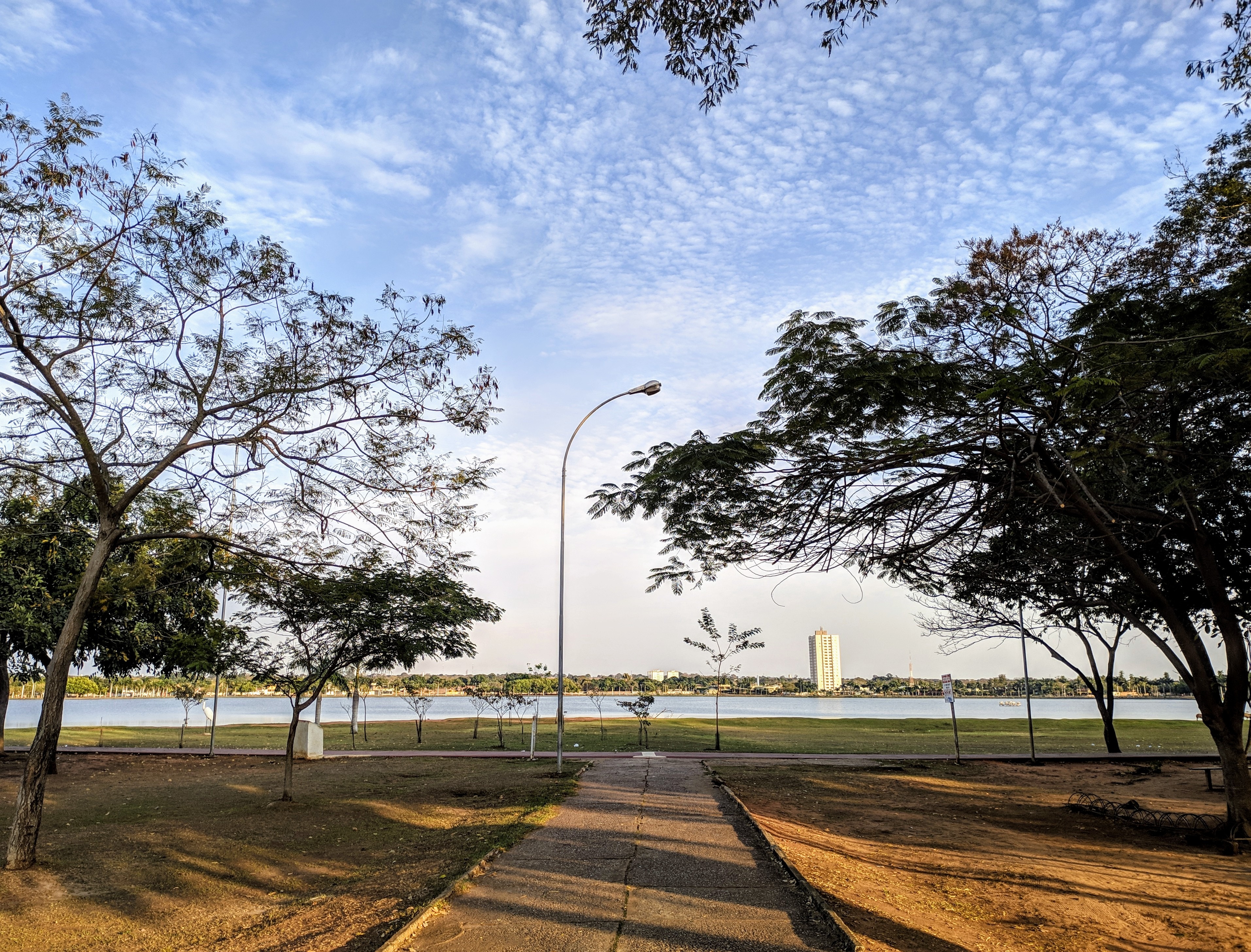 O céu predominantemente aberto, marcado por algumas nuvens, na manhã desta sexta-feira (6). Foto: Rodrigo de Freitas/Rádio Caçula