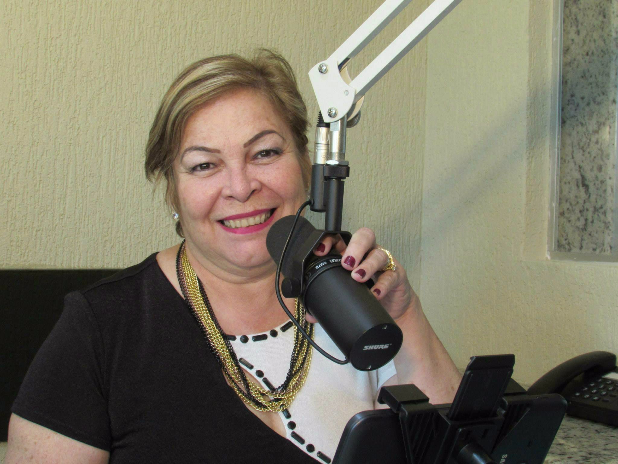 Toninha Campos, apresentadora de todas as manhãs da Caçula FM. (Foto: Arquivo Caçula FM)