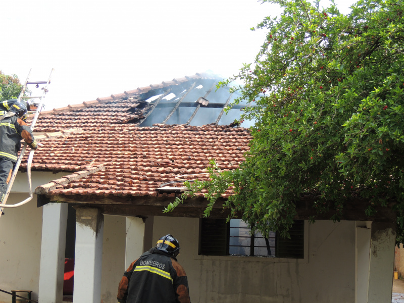 Dois cômodos e um banheiro foram completamente destruídos.Foto: Rádio Caçula