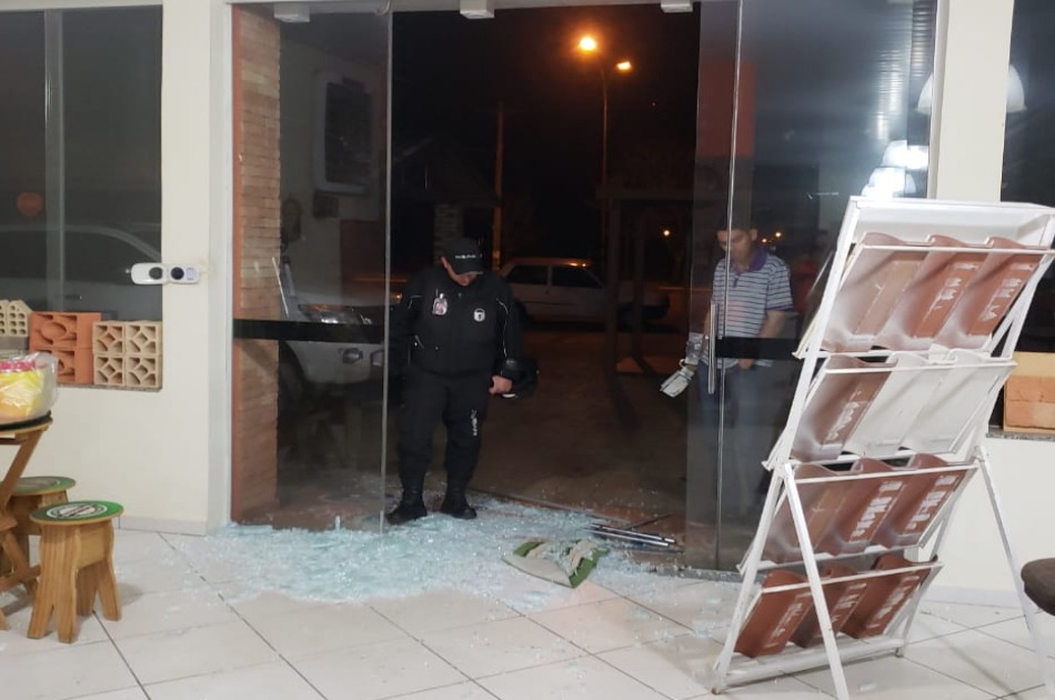 De acordo com o proprietário, o estabelecimento foi furtado entre 0h e 0h30min. Foto: Rádio Caçula