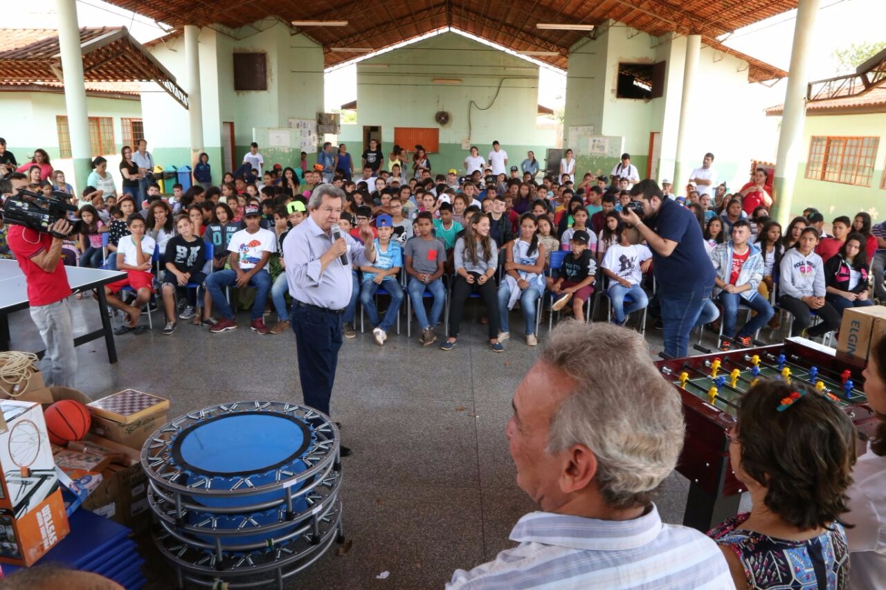 Deputado Estadual Onevan de Matos fez a entrega dos materiais. (Foto: Assessoria de Imprensa) 