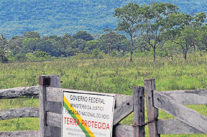 Foto: Paulo Ribas / Correio do EstadoÍndios colocaram placas do governo federal em algumas fazendas invadidas