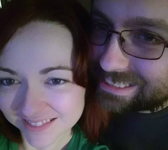 Kala Brown estava com corrente ao redor do pescoço. Namorado segue desaparecido (Foto: Reprodução/ Facebook/Kala Brown)