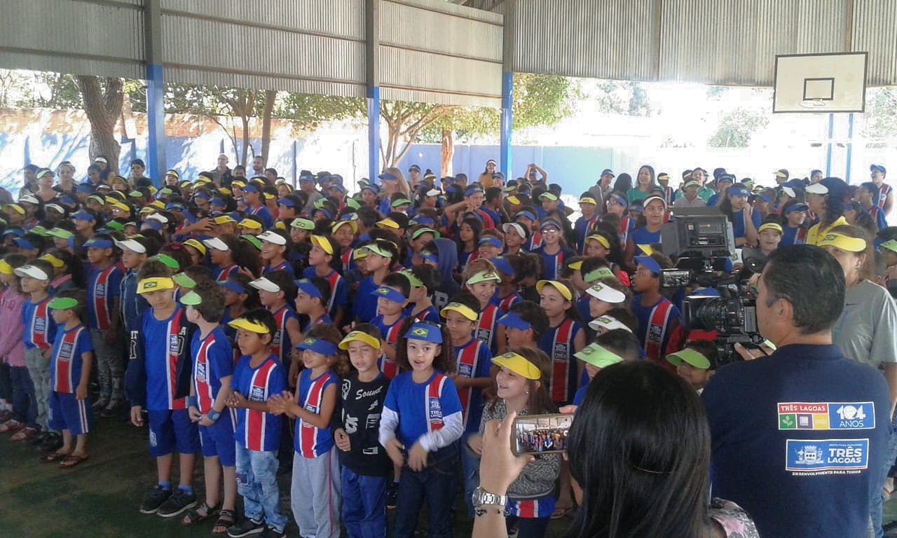 Os alunos da Escola Municipal Gentil Rodrigues Montalvão durante a solenidade do Dia da Independência realizado nesta sexta-feira (6). Foto: Márcio Ribeiro/Rádio Caçula