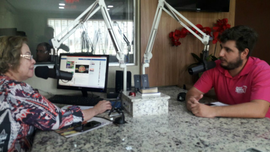 Luiz Carlos Monfim concede entrevista a Toninha Campos. Foto Rádio Caçula.
