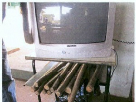 Cassetetes ficam embaixo de mesa na frente das alas. (Foto: Reprodução)