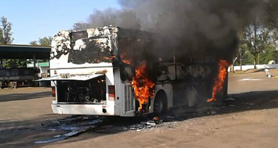 Ônibus pegou fogo a partir do motor que apresentou problema (Foto: Reprodução Celular)