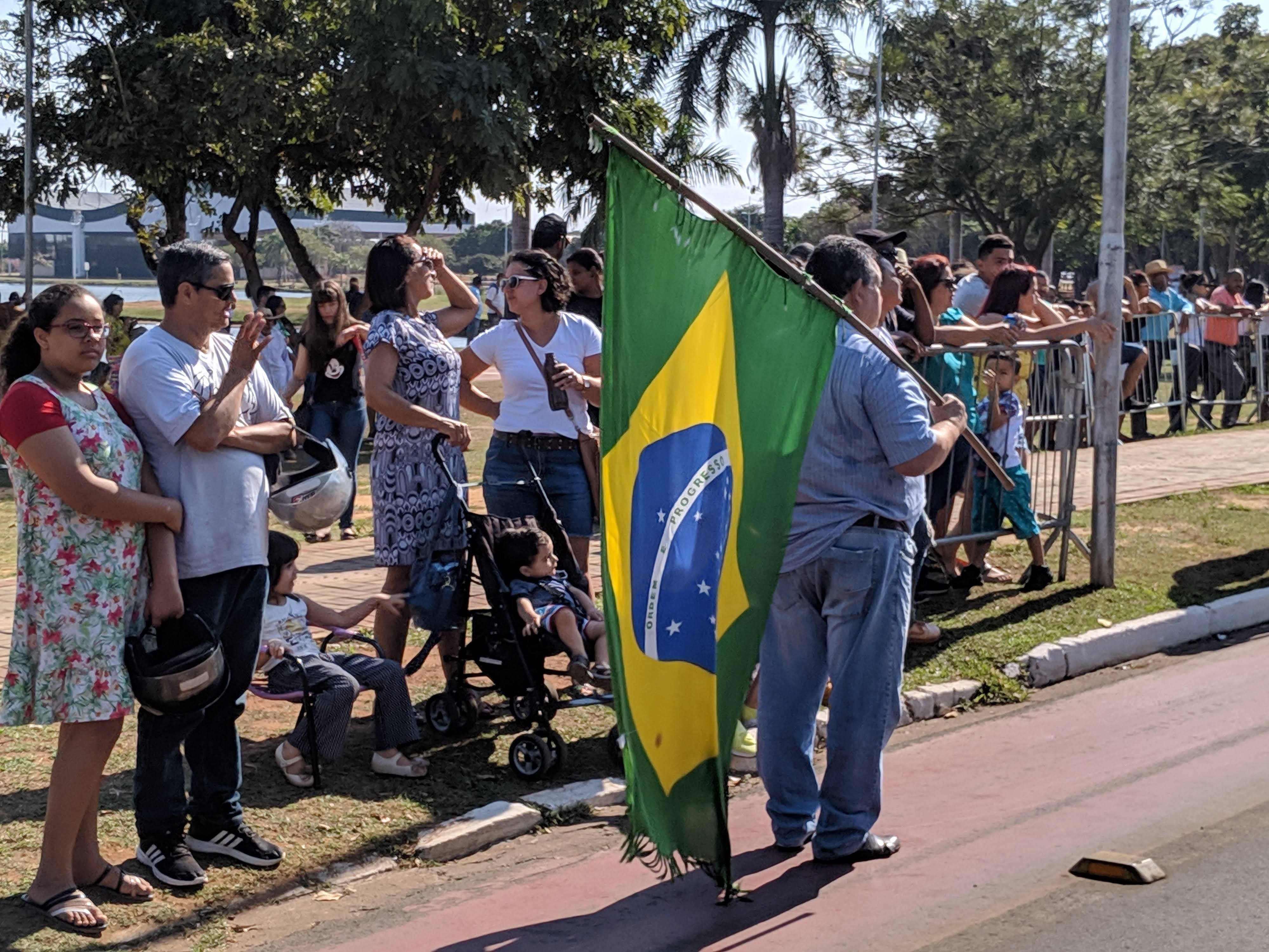 A população esteve na orla da Lagoa Maior para acompanhar o hasteamento da bandeira e o desfile cívico. Foto: Rodrigo de Freitas/Rádio Caçula