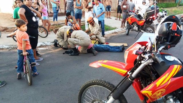 Quem conduzia a motocicleta era um homem de 33 anos (Foto: Rádio Caçula)