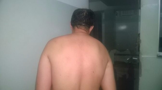 Homem com o rosto coberto com um pano roubou vários estabelecimentos da cidade. (Foto: PM / Divulgação)