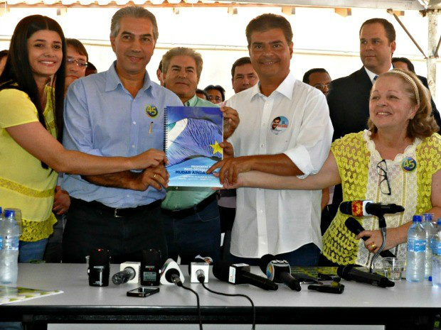 Reinaldo Azambuja e Nelsinho Trad com as candidatas a vice-governadoras (Foto: Tatiane Queiroz/ G1 MS)