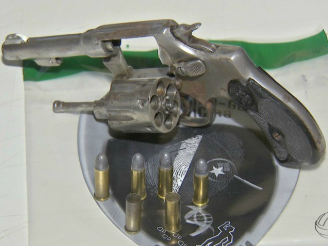 Arma apreendida com soldado morto após roubo (Foto: Reprodução/ TV Morena)