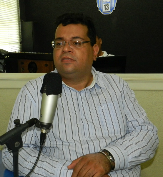 Márcio Oliveira diz que os produtos estão com preços imperdíveis.Foto: Rádio Caçula