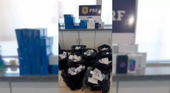 Motorista é flagrado na BR-163 com 757 celulares Xiaomi contrabandeados. Foto: PRF