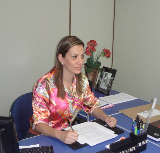 A Diretora do Procon Lilian Campos explica quais são as formas de atendimento no Procon.Foto: Rádio Caçula