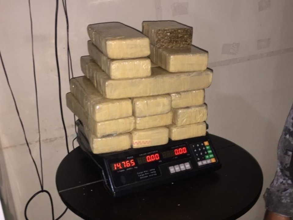 Balança de precisão e R$ 1.002,50 em espécie. Na casa do taxista, a guarnição ainda encontrou outra balança de p,recisão, 29 trouxinhas de maconha, R$ 799,00 em espécie e 15 tabletes de maconha, pesando 14,765 kg.Foto:Caçula FM 96,9
