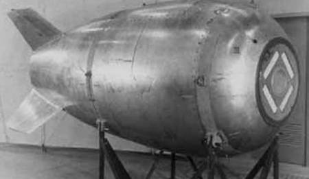 Bomba nuclear Mark IV, jogada no Oceano Pacífico em 1950 após motores de um avião da força aérea norte-americana pegarem fogo durante treinamento. Fotografia: Globalsecurity.org