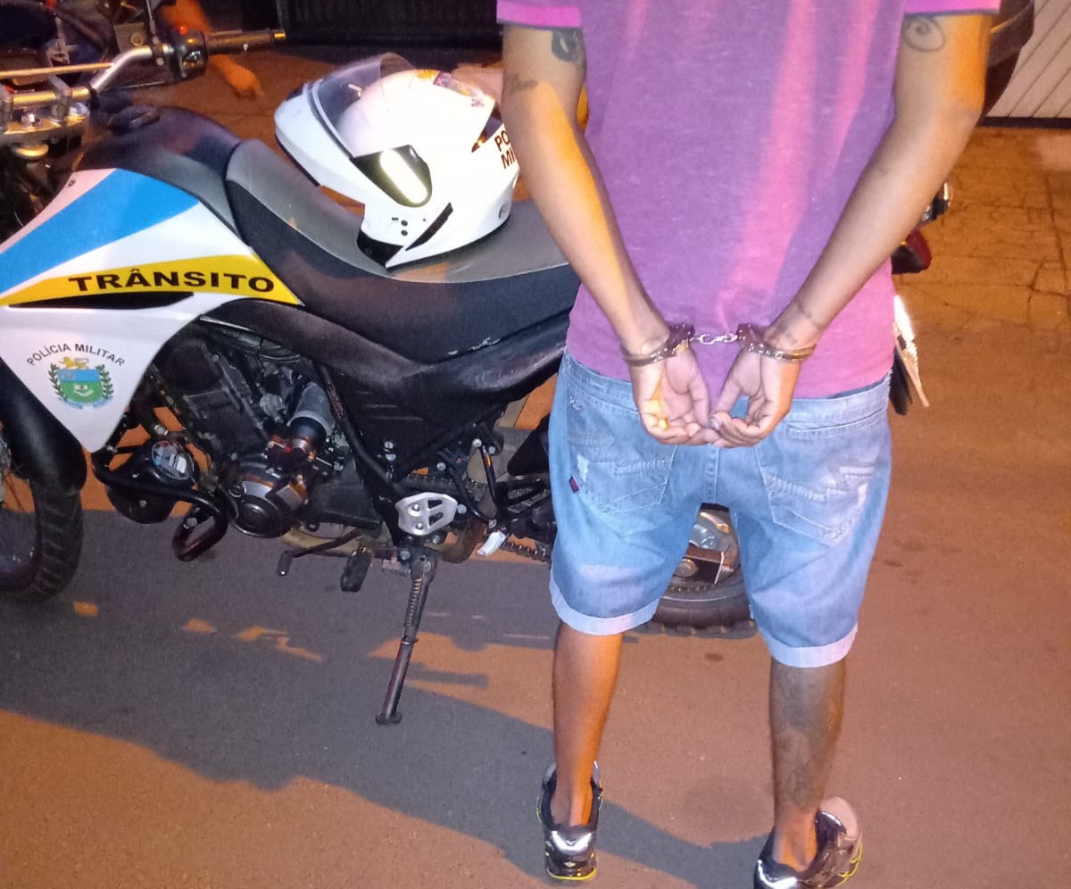 Homem com mandado em aberto, foi ajudar amiga e acabou sendo levado para Delegacia Civil. Foto: Pelotão de Trânsito