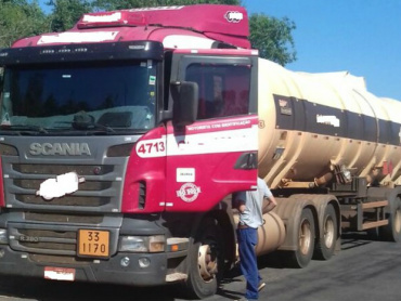 Carreta transportava 43 mil litros de combustível com destino ao PR (Foto: PMA/Divulgação)
