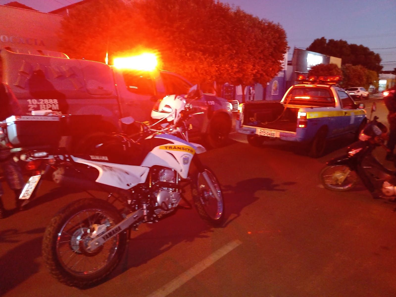 Condutor com licenciamento vencido tenta desviar da patrulha, mas é abordado em TL