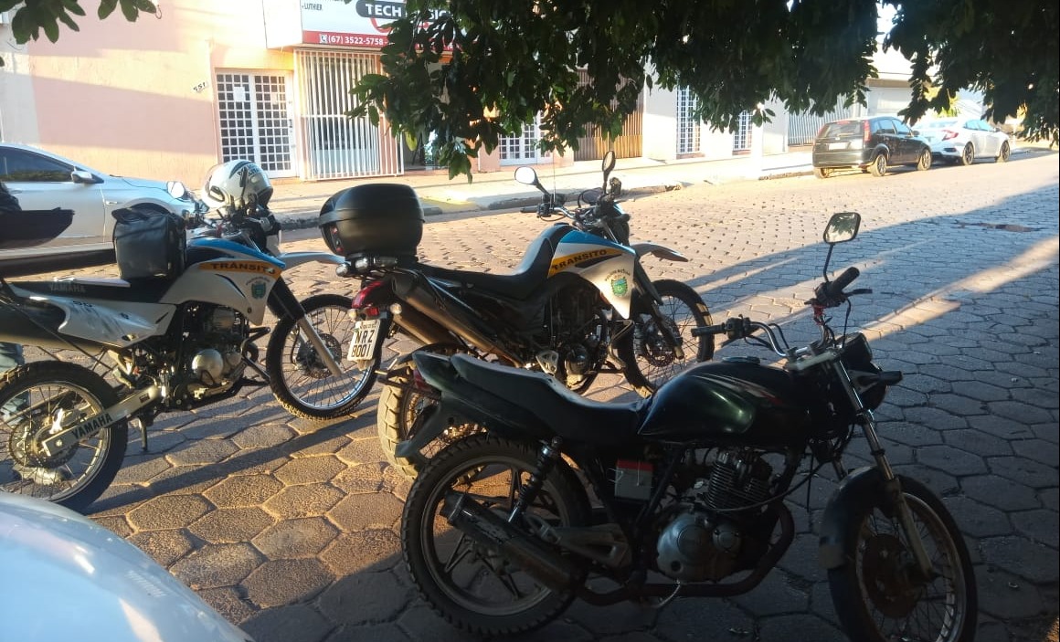Condutor com moto em péssimas condições trafegava sem nenhum documento. Foto: Policia Militar