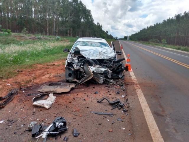 Parte frontal do Jetta foi completamente destruída. (Foto: Direto das Ruas)