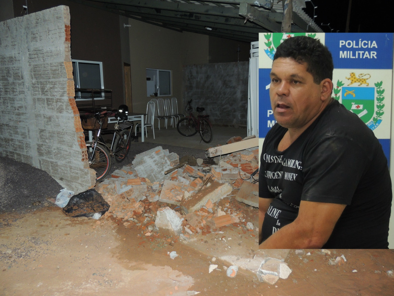 O caminhoneiro bateu na residência destruindo toda a  frente do imóvel.Foto: Rádio Caçula 