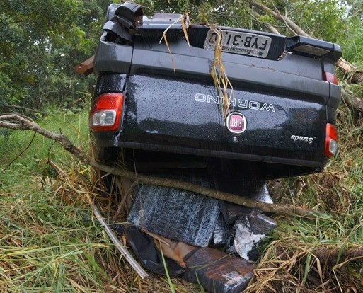 Veículo carregado com maconha capotou durante tentativa de fuga de traficante - Foto: Rio Brilhante em Tempo Real
