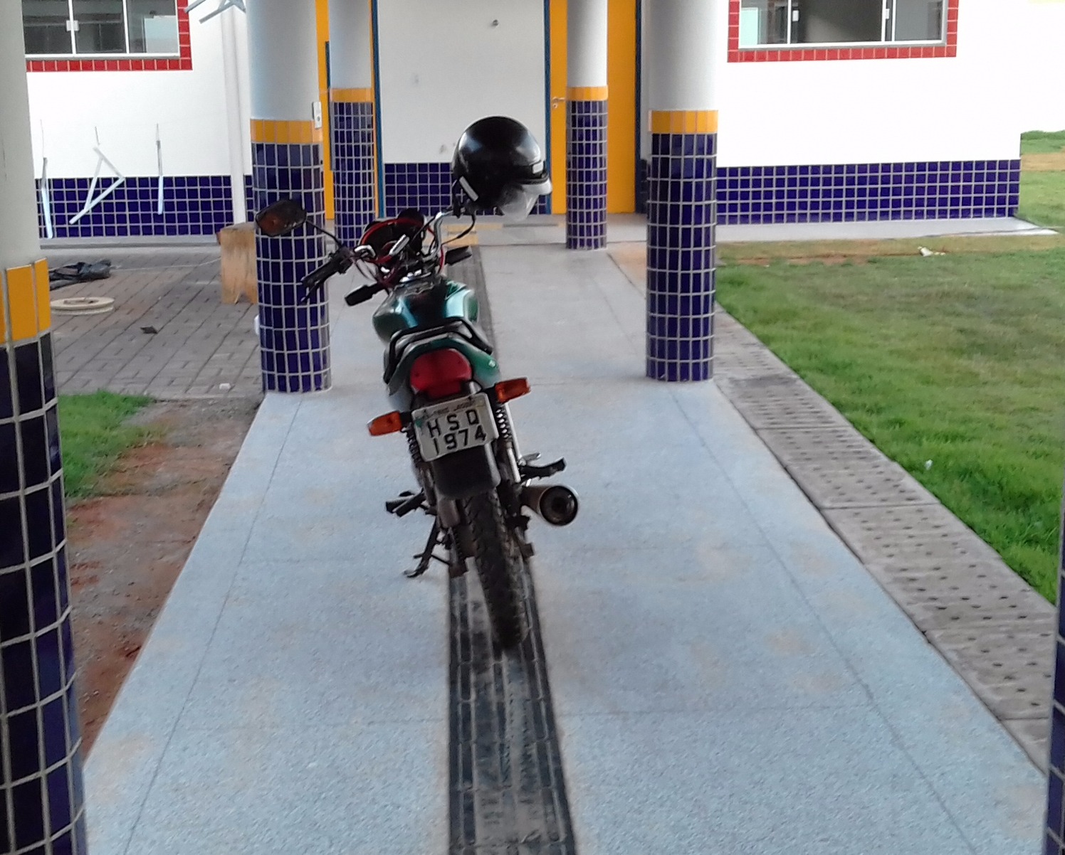 Motocicleta estava estacionada na garagem do bloco Alexandre ante do furto (Foto: Jailton / Cedida)