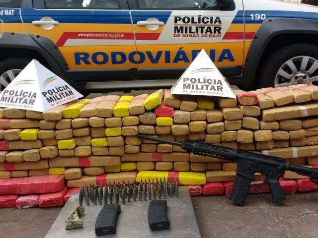 Apreendidos um fuzil americano, 90 munições, três carregadores e 133 kg de maconha. (Foto: Divulgação)