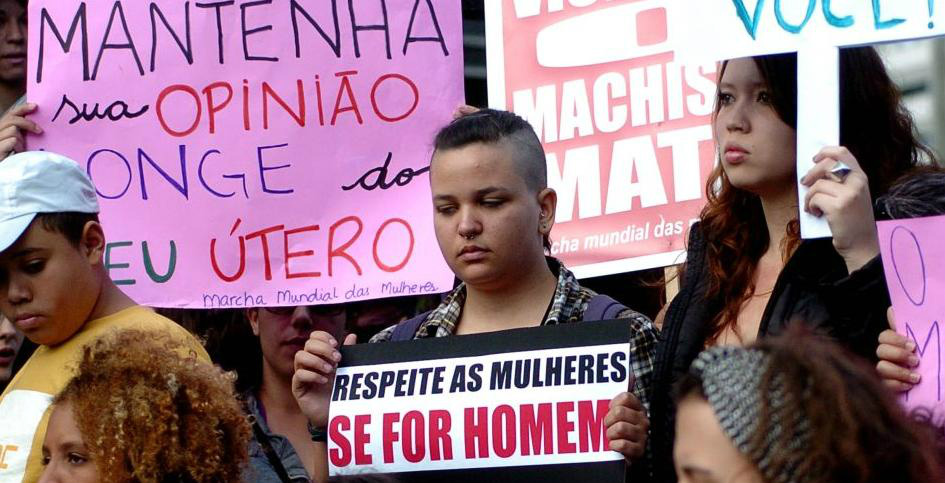 Aos gritos de “vem pra rua contra o machismo” e “a violência contra mulher não é o mundo que a gente quer”, os participantes se comportaram de forma pacífica, diz PM. Foto: Reprodução