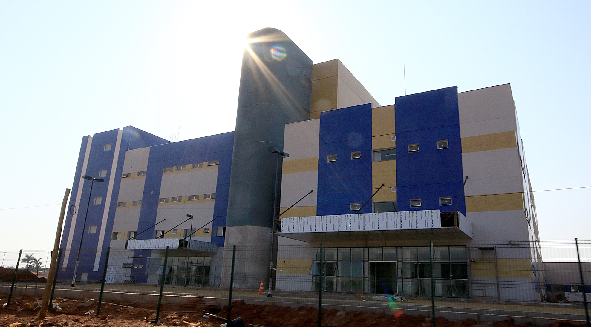 Hospital Regional está em fase final de obras; Estado vai pavimentar via de acesso à unidade