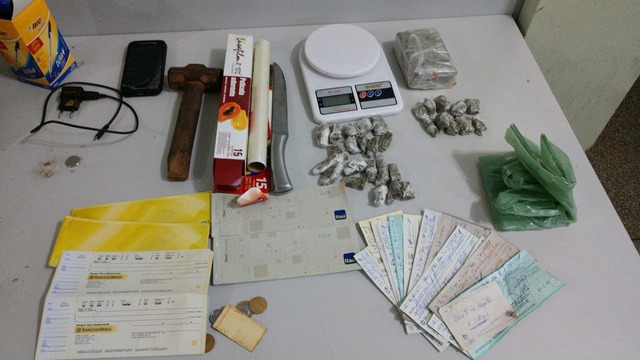 Drogas, uma balança de precisão e diversos cheques foram apreendidos com os suspeitos