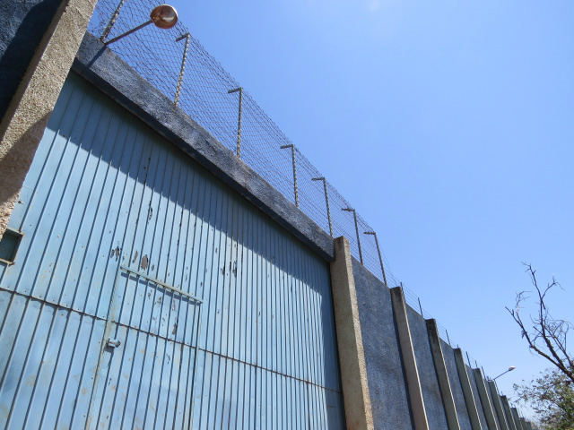 Adolescentes escalaram muros para fugir de unidade educacional na noite de ontem; 19 são procurados pela polícia(Foto: Adriano Moretto)