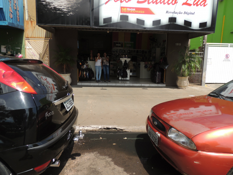 Funcionários não aguentam o mal cheiro vindo do bueiro.Foto: Rádio Caçula