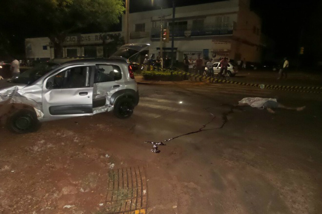 Motociclista bate a moto e morre na hora em Dourados. Foto: Cido Costa