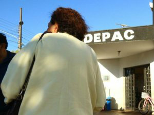 Após ser comunicada pelos policiais, mulher foi até à delegacia registrar ocorrência (Foto: André Bittar)