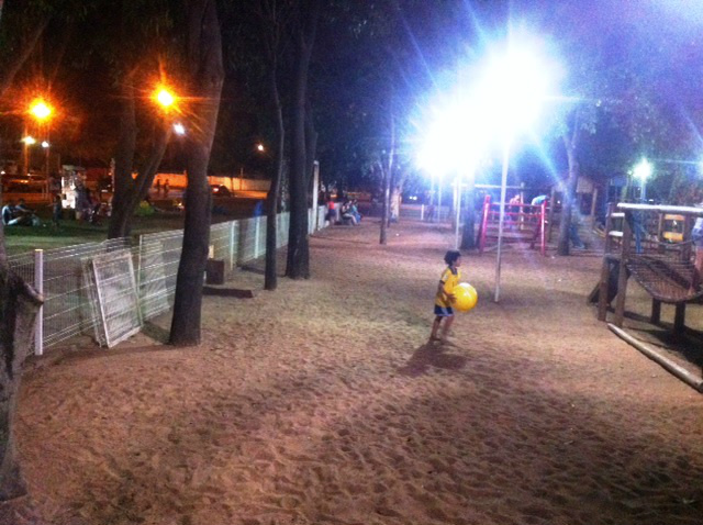 O espaço está limpo e bem iluminado, restante apenas as melhorias citadas na denúncia como parte do alambrado que está estragado