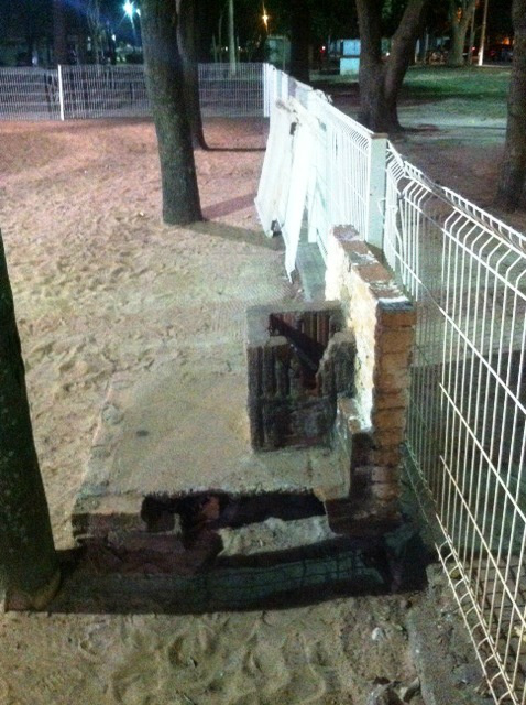 Alambrado caído e ponto de água retirado pela administração 