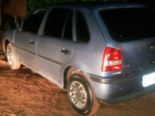 Carro apontado como esconderijo da arma. Foto: Rádio Caçula