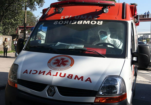 O missionário de 47 anos chegou em uma ambulância do SAMU vindo da Base Aérea do Galeão (Foto: Fábio Motta/Estadão Conteúdo)