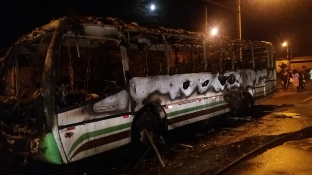 Ônibus incendiado durante a madrugada desta quinta-feira (12). Foto: Rádio Caçula.