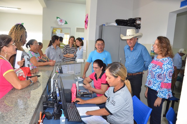 Entrega de computadores contou com a presença do prefeito Angelo Guerrero (Foto: Secom Prefeitura)