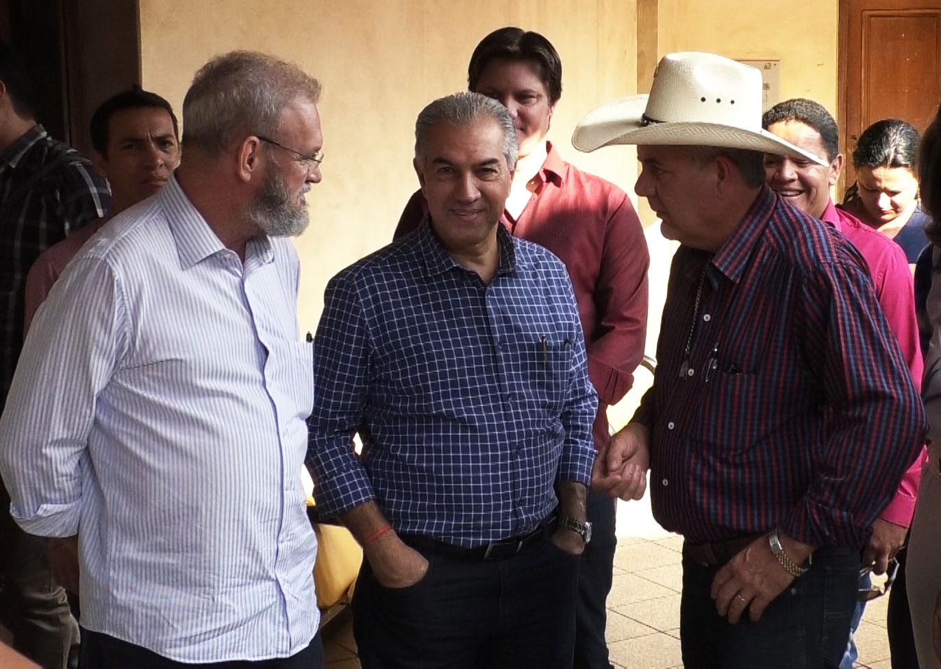 Guerreiro solicita pavimentação ao Governo do MS no entorno do Hospital Regional. Foto: Hugo Leal/Rádio Caçula.