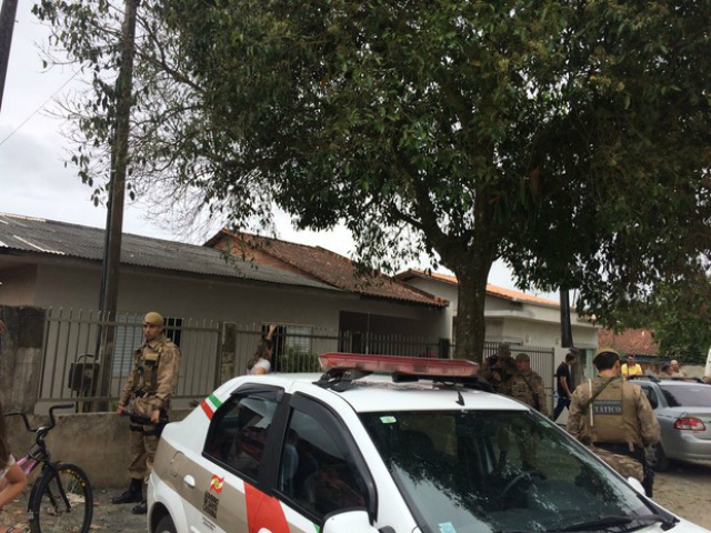 Família foi encotrada morta em Joinville neste domingo (6) (Foto: Cinthia Raasch/RBS TV)