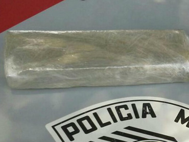 Droga foi encontrada dentro de uma sacola com blusas de frio (Foto: Polícia Militar/Divulgação)