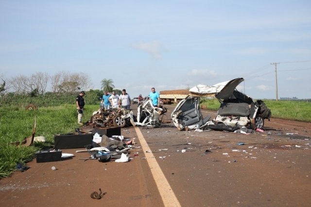 Impacto foi tão forte que o veículo de passeio ficou destruído (Foto: Paulo Francis)